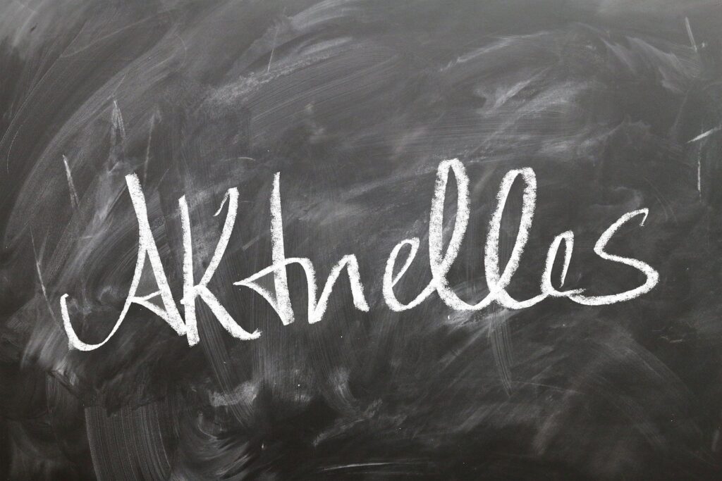 Schiefer-Tafel mit dem handgeschriebenen Wort ‚Aktuelles‘